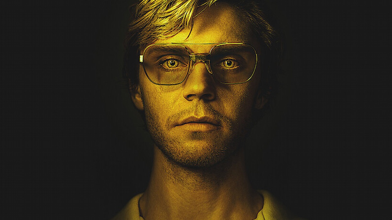 Serial o Dahmerze, czyli jak straumatyzować rodzinę ofiary i bić rekordy popularności, źródło grafiki: Dahmer – Monster: The Jeffrey Dahmer Story; Ryan Murphy; Netflix; 2022.