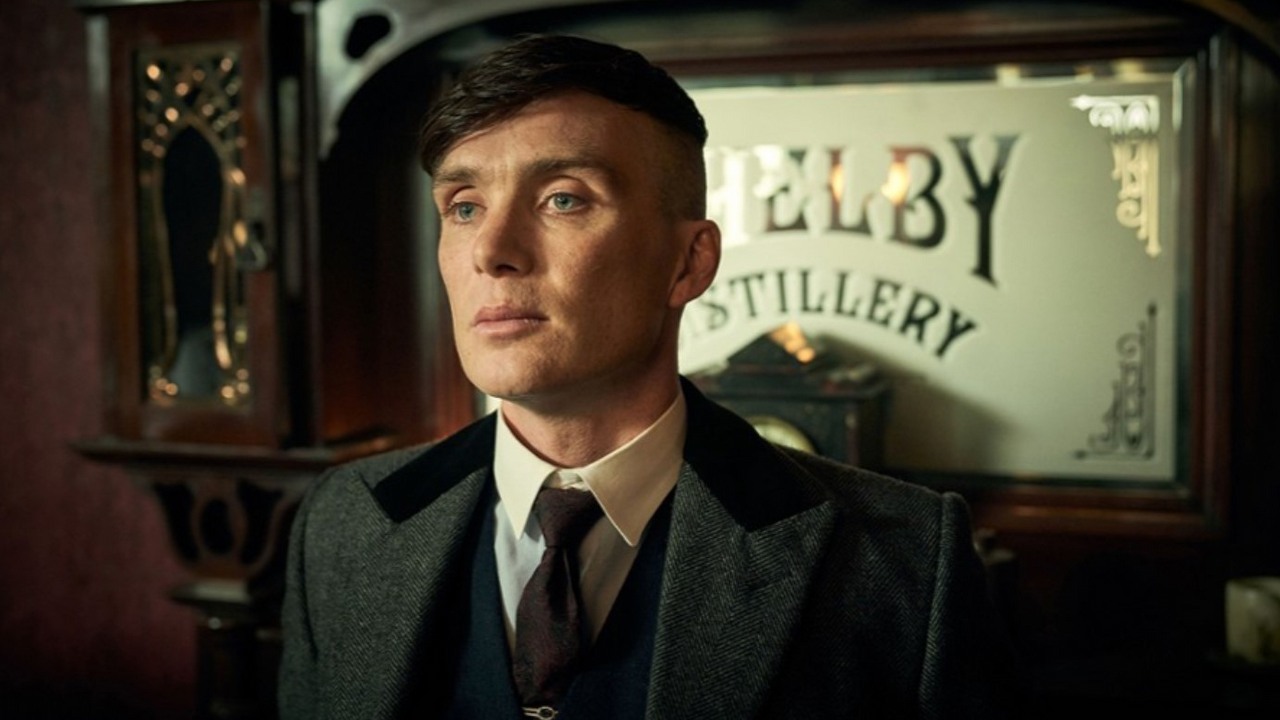 Twórca Peaky Blinders ma dobre wieści odnośnie filmu o gangu z Birmingham, źródło grafiki: Peaky Blinders, Steven Knight, BBC, 2013..