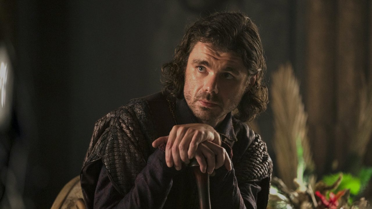 Odtwórca Larysa o relacji jego postaci z Alicent w Rodzie smoka, źródło grafiki: Ród smoka, Ryan Condal i Miguel Sapochnik, HBO, 2022.