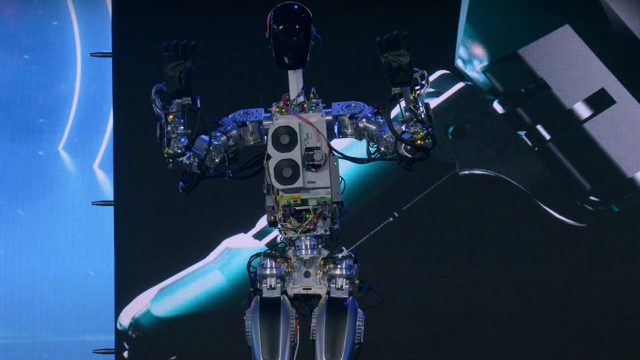 Elon Musk zaprezentował nowego robota; władzy nad światem raczej nie przejmie, źródło grafiki: Tesla.