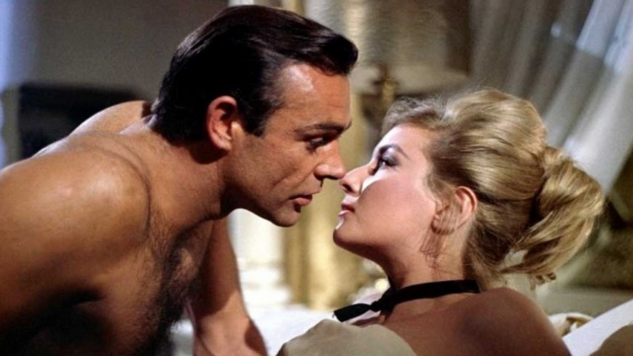 Klasyczna scena z Bonda jest wykorzystywana podczas poszukiwań nowego agenta 007, źródło grafiki: Pozdrowienia z Rosji, Terence Young, Danjaq, 1963..