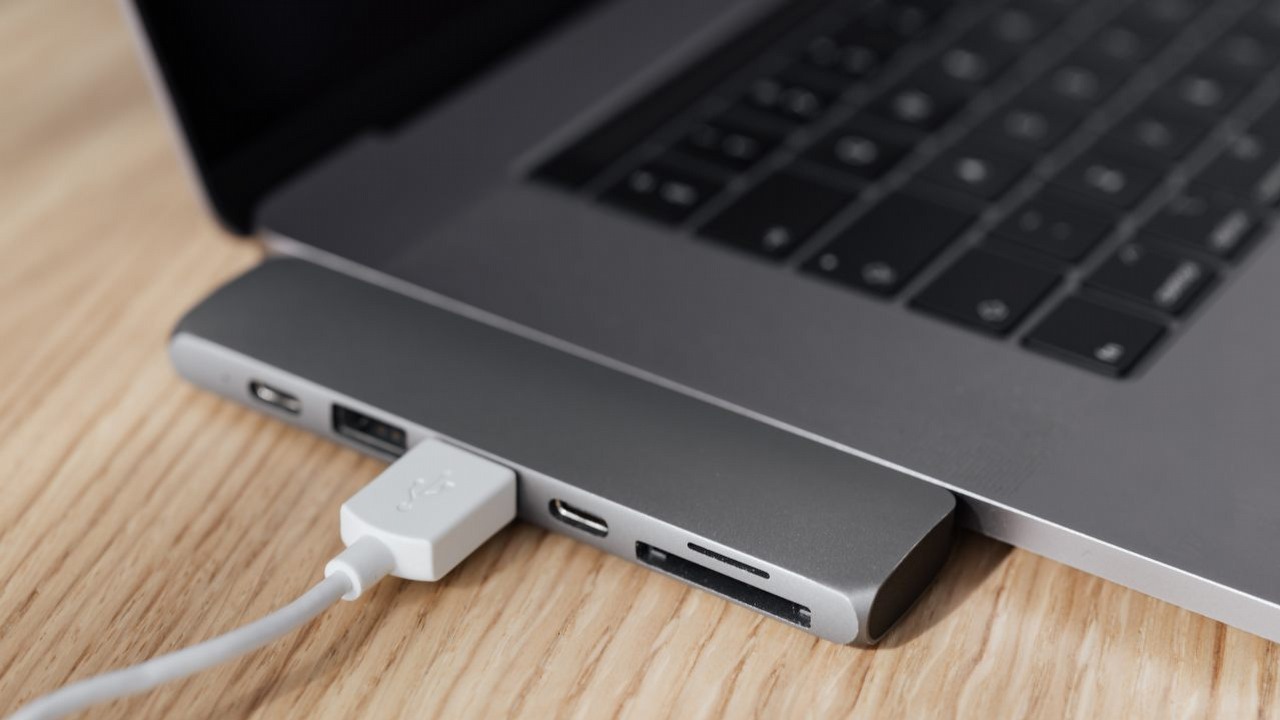 Nowe oznaczenia USB mają uporządkować bałagan i ułatwić życie użytkownikom, źródło grafiki: Pexels/Karolina Grabowska..