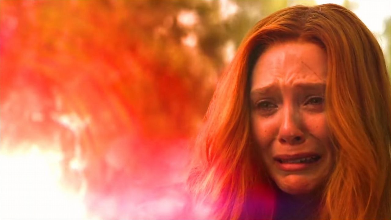 Dla Elizabeth Olsen filmowanie śmierci Visiona w Wojnie bez granic było krępujące, źródło grafiki: Avengers: Wojna bez granic, reż. Anthony Russo i Joe Russo, Marvel Studios, 2018.