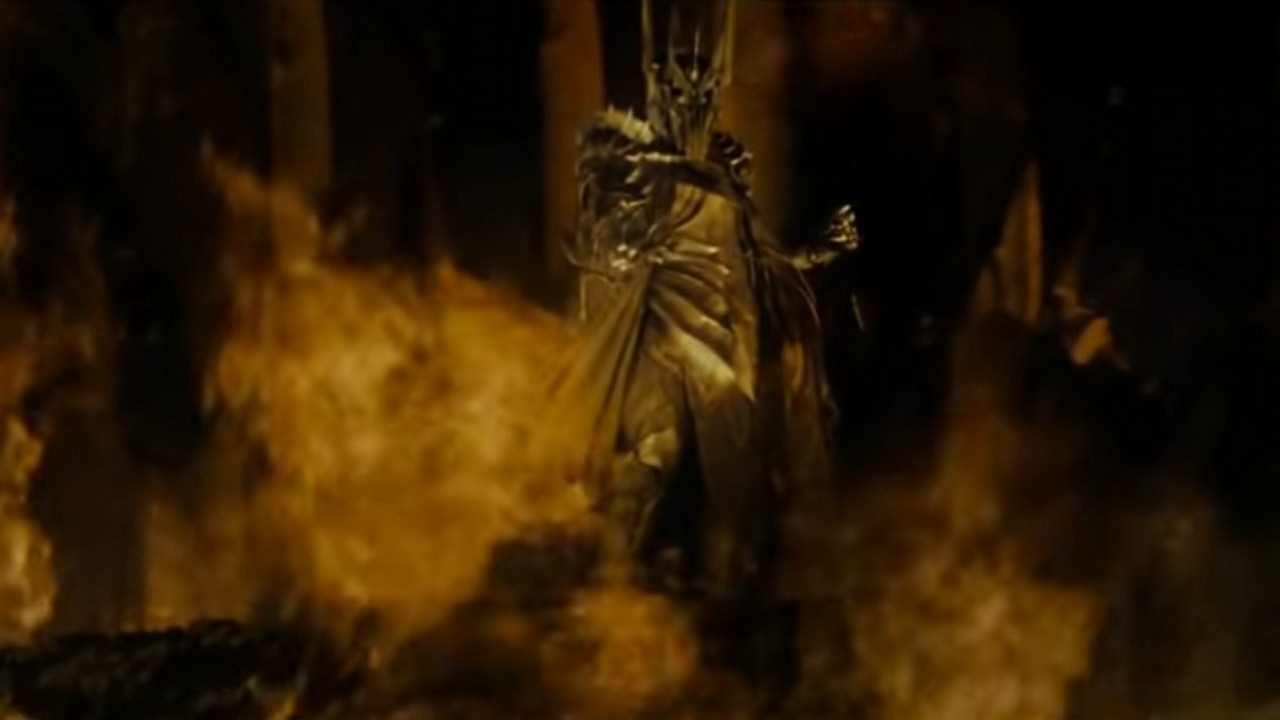 7. odcinek Pierścieni Władzy wspiera teorię, że ta postać jest Sauronem, źródło grafiki: Władca Pierścieni: Drużyna Pierścienia, rez. Peter Jackson, New Line Cinema, 2001.