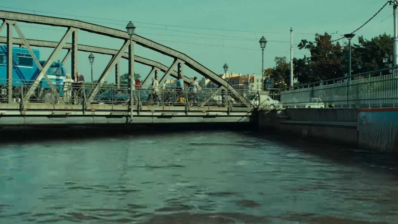 Czy Wielka woda dobrze oddaje powódź we Wrocławiu z 1997 roku? Sprawdziliśmy, źródło grafiki: Wielka woda, reż. Jan Holoubek i Bartłomiej Ignaciuk, Netflix 2022.