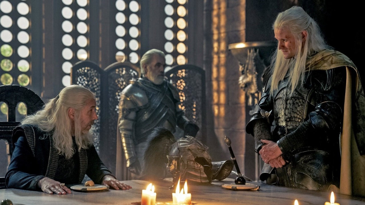Emocjonalna scena Viserysa i Daemona z 8. odcinka Rodu smoka była wynikiem przypadku, źródło grafiki: Ród smoka; Ryan Condal i Miguel Sapochnik; HBO; 2022.