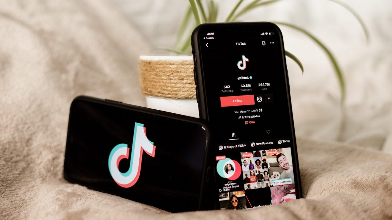 TikTok tracił miliardy dolarów, źródło grafiki: Unsplash | Collabstr..