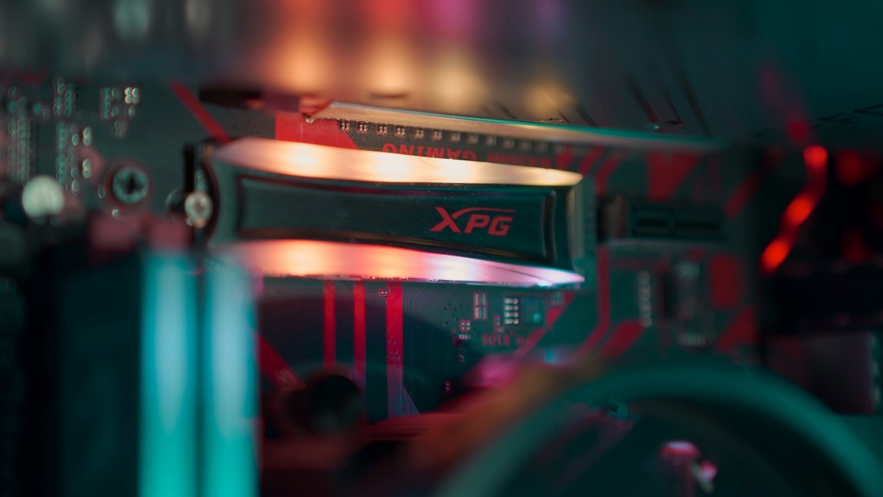 Nie kupujcie dysków SSD, ceny będą spadać, źródło grafiki: Unsplash / Onur Binay.