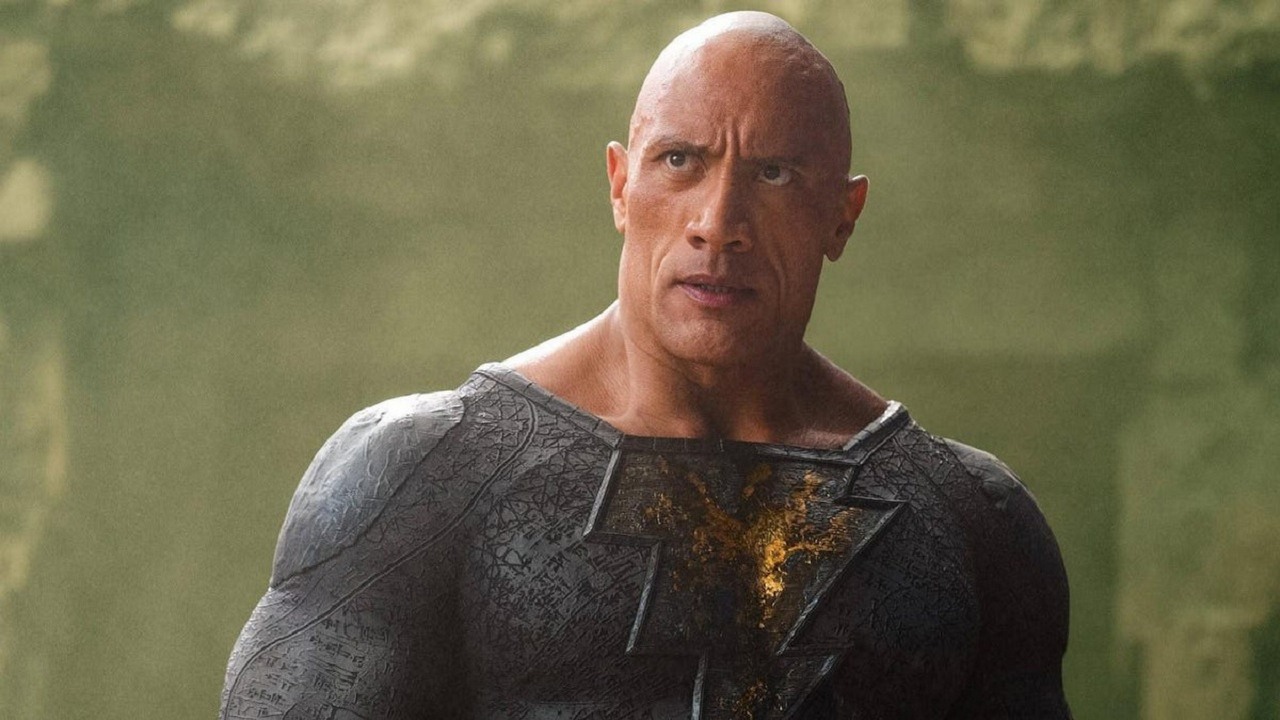Black Adam początkowo otrzymał kategorię R; konieczne było wycięcie wielu brutalnych scen, źródło grafiki: Black Adam; Warner Bros. Jaume Collet-Serra; 2022.