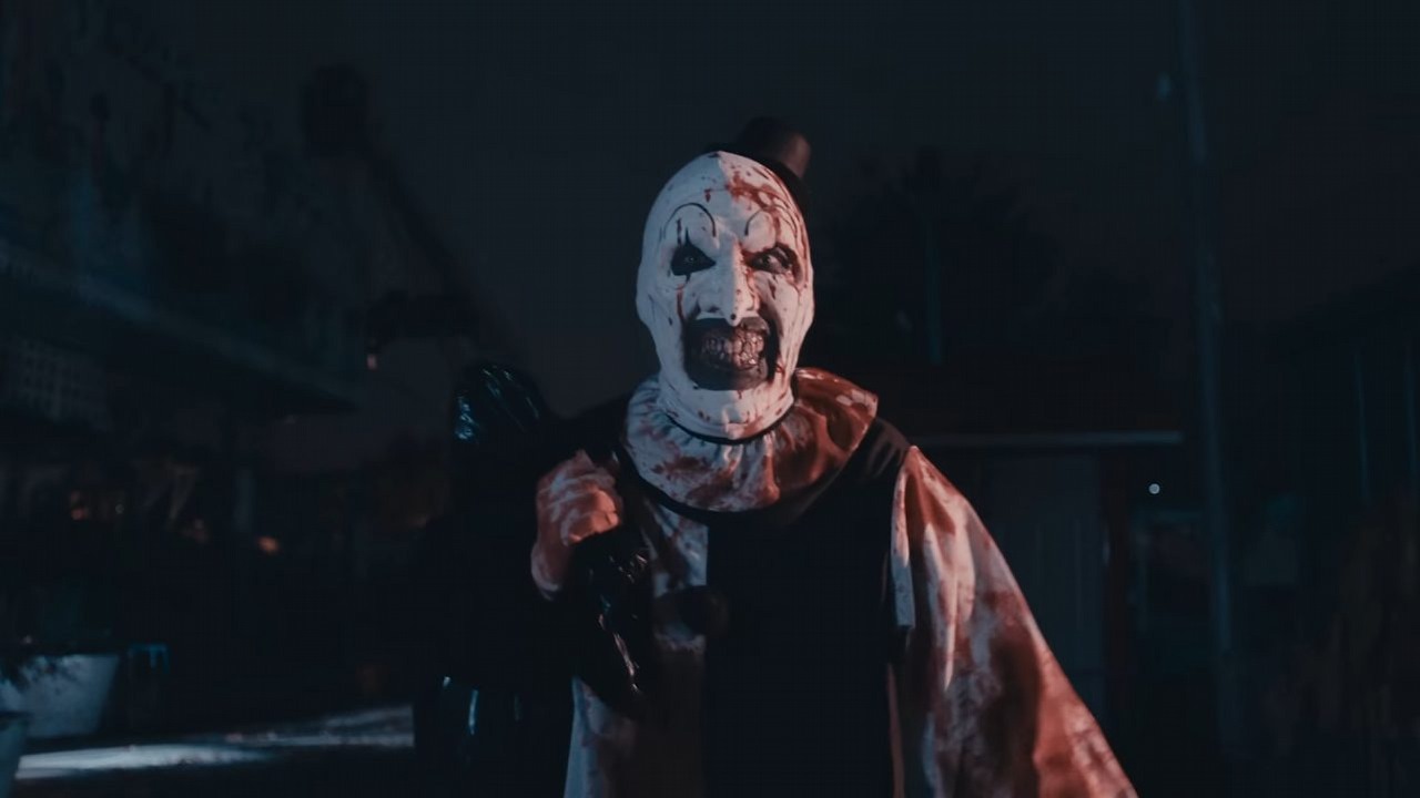 Na taki horror czekali fani gatunku? Widzowie Terrifier 2 mdleją w kinach, źródło grafiki: Terrifier 2, reż. Damien Leone, Bloody Disgusting, 2022.
