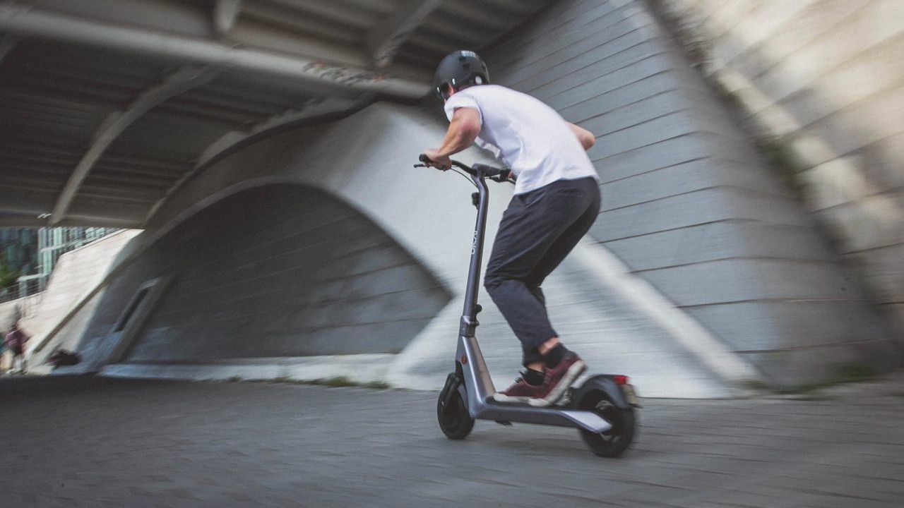 Wyprzedaż hulajnóg elektrycznych w Media Expert, źródło grafiki: Okai Vehicles, Unsplash.com, 2020.