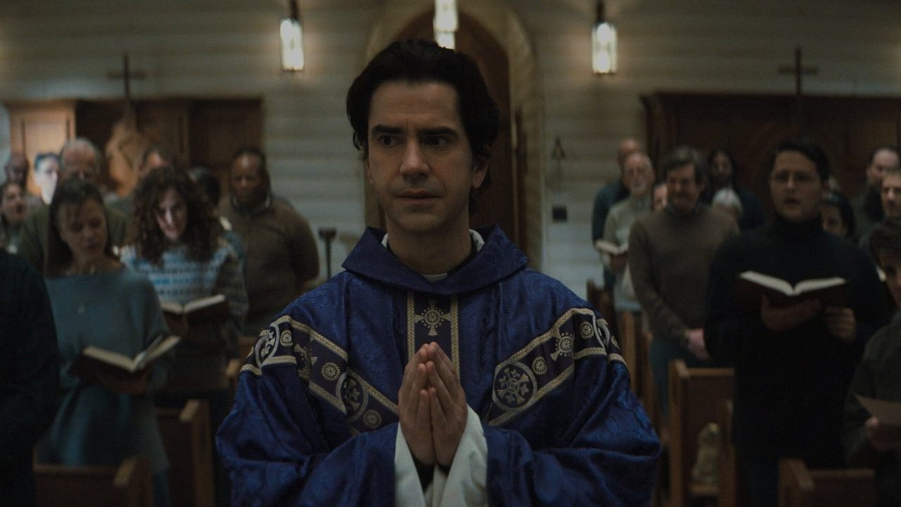 Najstraszniejsze horrory na Netflixie 2023. Nasze TOP 12, źródło grafiki: Midnight Mass, reż. Mike Flanagan, Netflix 2021.