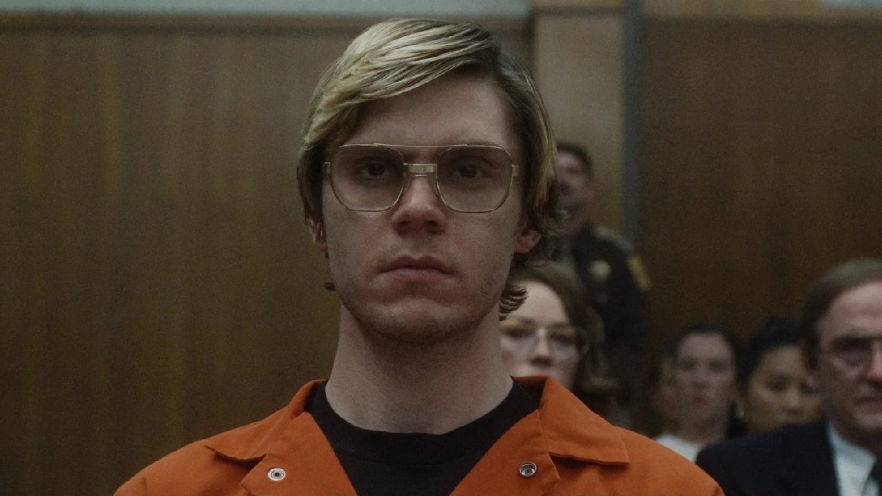 Trwa walka z kostiumami Jeffreya Dahmera po premierze hitu Netlixa, źródło grafiki: Dahmer – Potwór: Historia Jeffreya Dahmera, Ryan Murphy i Ian Brennan, Netflix, 2022.