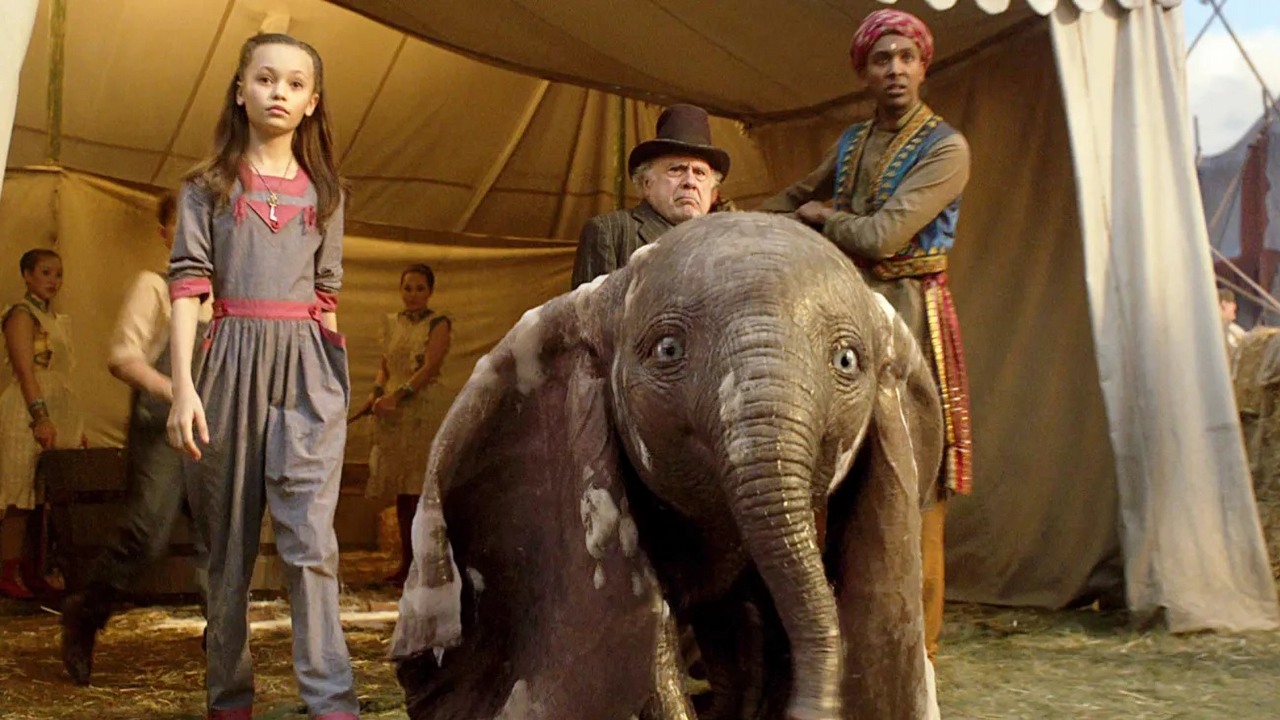 Tim Burton zapewnia, że nigdy nie nakręci filmu Marvela dla Disneya, źródło grafiki: Dumbo; Tim Burton; Disney; 2019.
