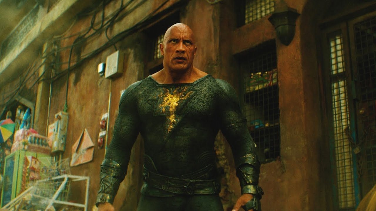 Dwayne Johnson gasi entuzjazm fanów czekających na starcie Superman vs Black Adam, źródło grafiki: Black Adam, reż. Jaume Collet-Serra, Warner Bros. Pictures, 2022.