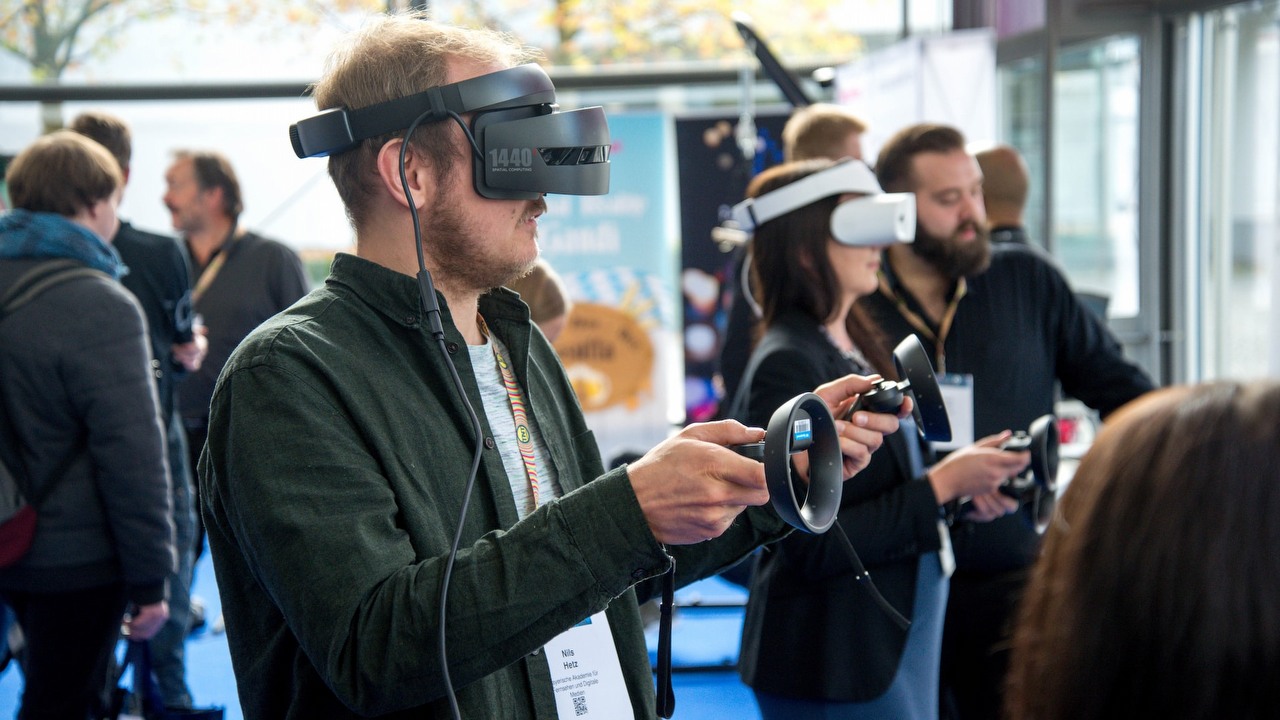Phil Spencer krytykuje metaverse, porównując go do słabo zaprojektowanej gry, źródło grafiki: Unsplash | stephan sorkin.