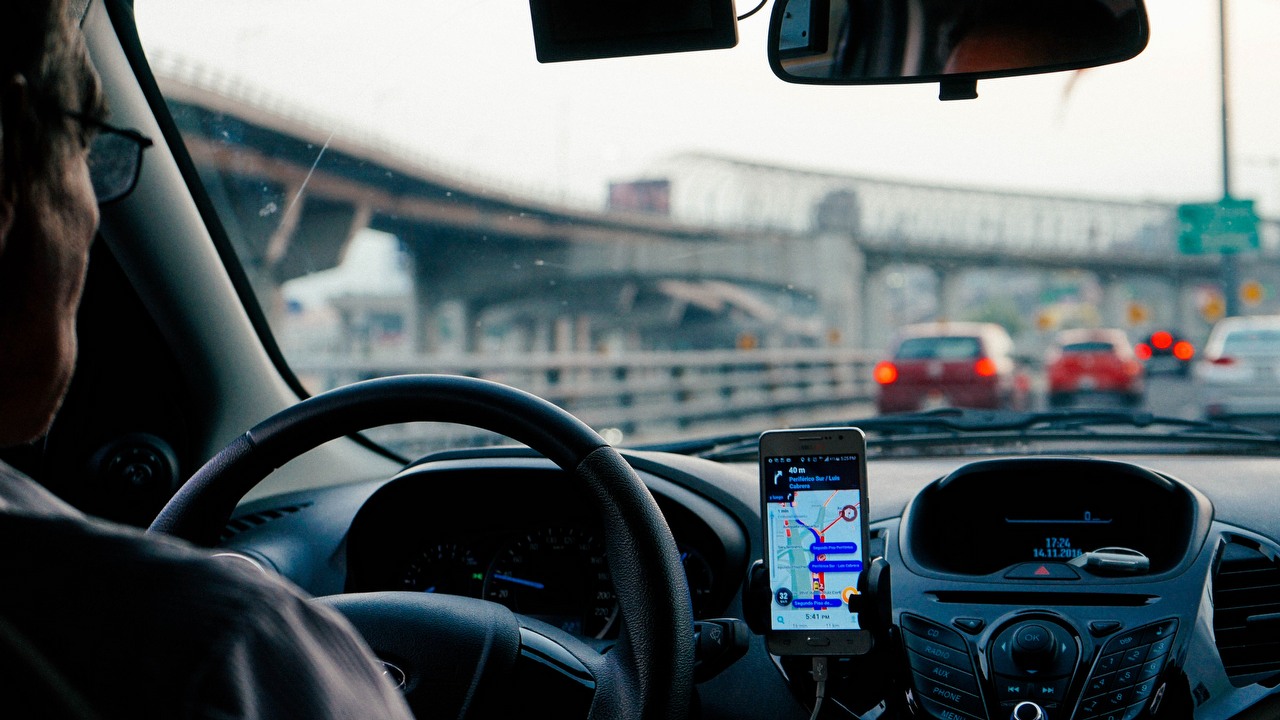 Uber ma problem ze skręcaniem w lewo, źródło grafiki: Unsplash.