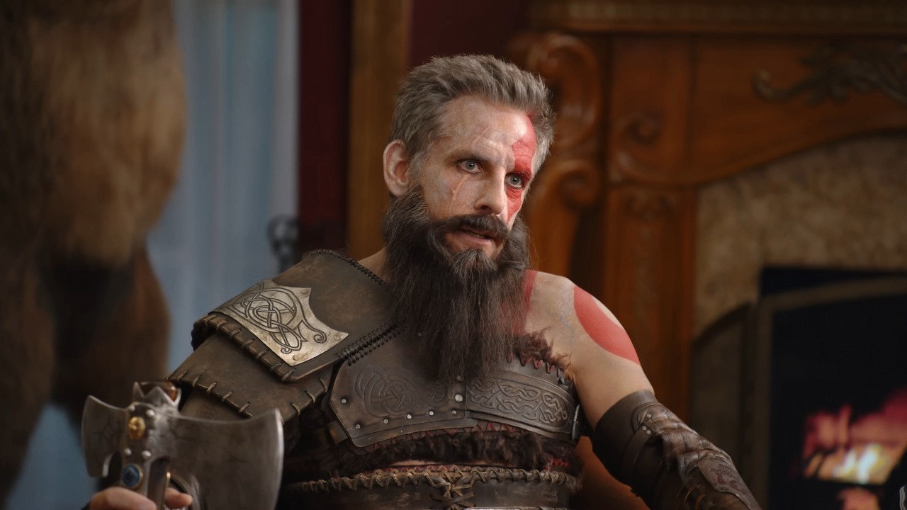 Komiczna reklama GoW Ragnarok; grają Ben Stiller jako Kratos i John Travolta, źródło grafiki: YouTube, PlayStation, 2022.