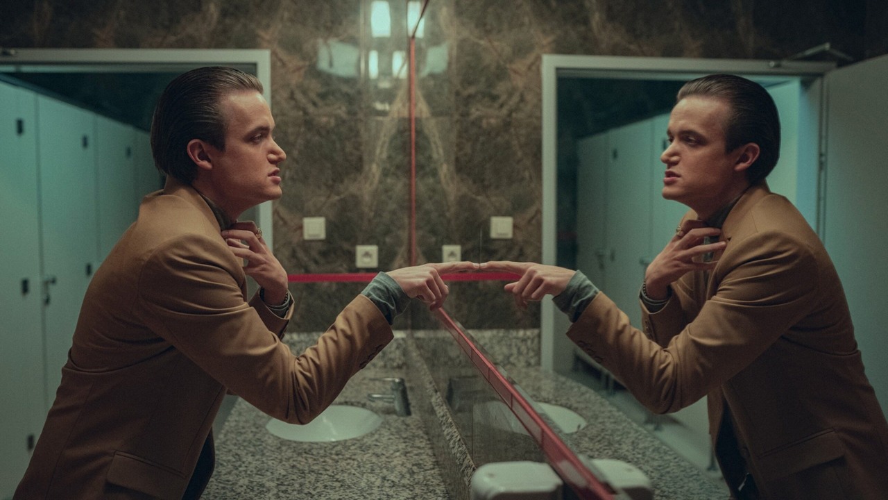 Zobacz zwiastun polskiej czarnej komedii od Netfliksa, źródło grafiki: Pewnego razu na krajowej jedynce; Grzegorz Jaroszuk, Jakub Piątek; Netflix; 2022.