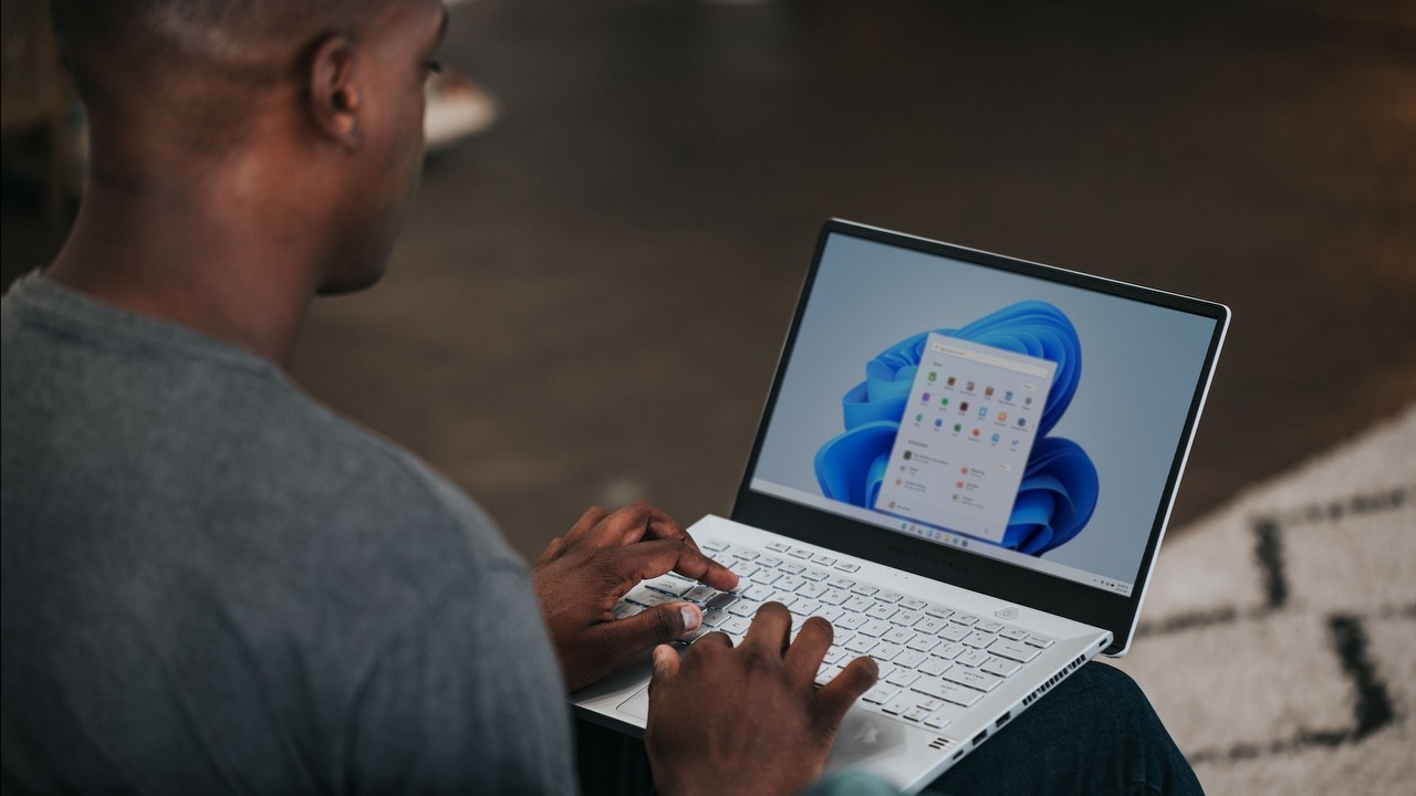 Tylko 1 komputer na 6 ma Windowsa 11; starszy system górą, źródło grafiki: Unsplash | Windows.