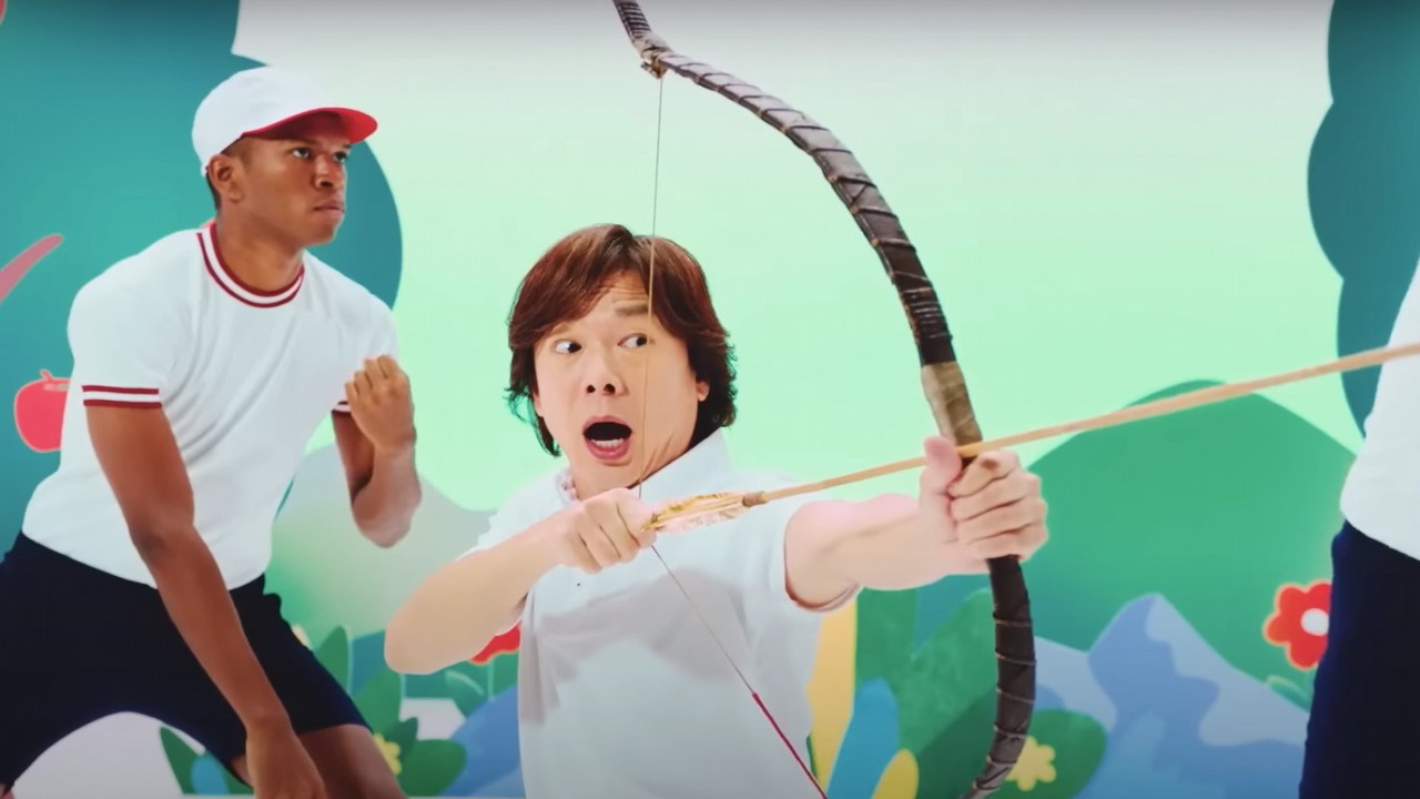 Nowa reklama GoW Ragnarok jest jeszcze dziwniejsza niż ta z Johnem Travoltą, źródło grafiki: YouTube - PlayStation Japan.
