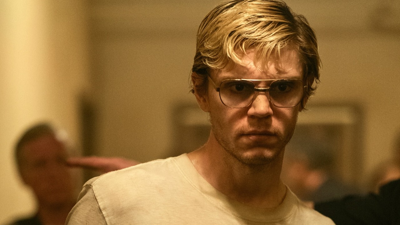 Dahmer początkiem dla serii Potwór; Obserwator Netflixa z 2. sezonem, źródło grafiki: Dahmer – Potwór: Historia Jeffreya Dahmera, Ryan Murphy i Ian Brennan, Netflix, 2022.