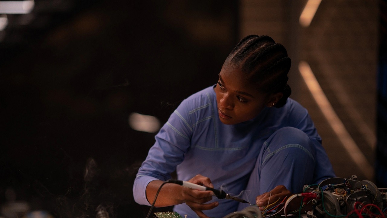 Odtwórczyni Ironheart wspomina, jakie wsparcie otrzymała od Roberta Downeya Jr, źródło grafiki: Czarna Pantera: Wakanda w moim sercu; Ryan Coogler; Marvel Studios; 2022.