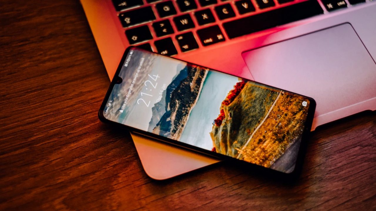 Smartfony w zaskakujących cenach na Black Friday w Media Markt, źródło grafiki: Kenny Leys; Unsplash.com; 2021.