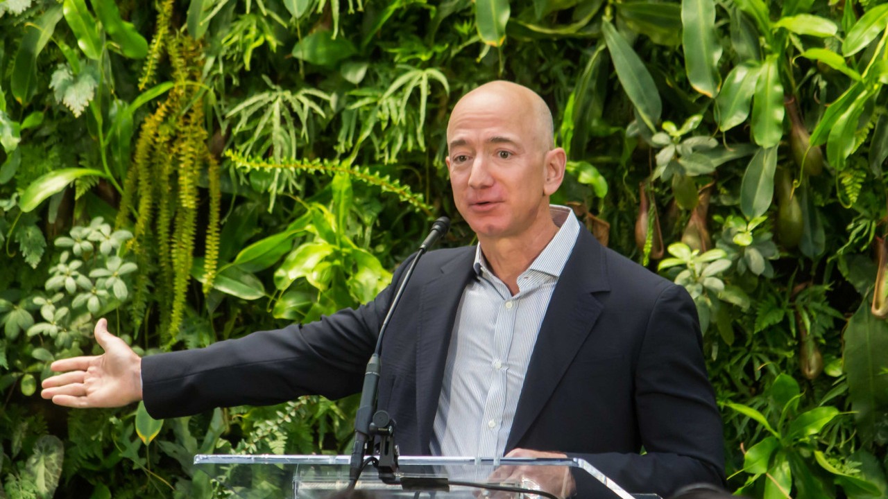 Jeff Bezos, założyciel Amazona, odradza większe zakupy, źródło grafiki: Seattle City Council / Wikimedia / CC 2.0.
