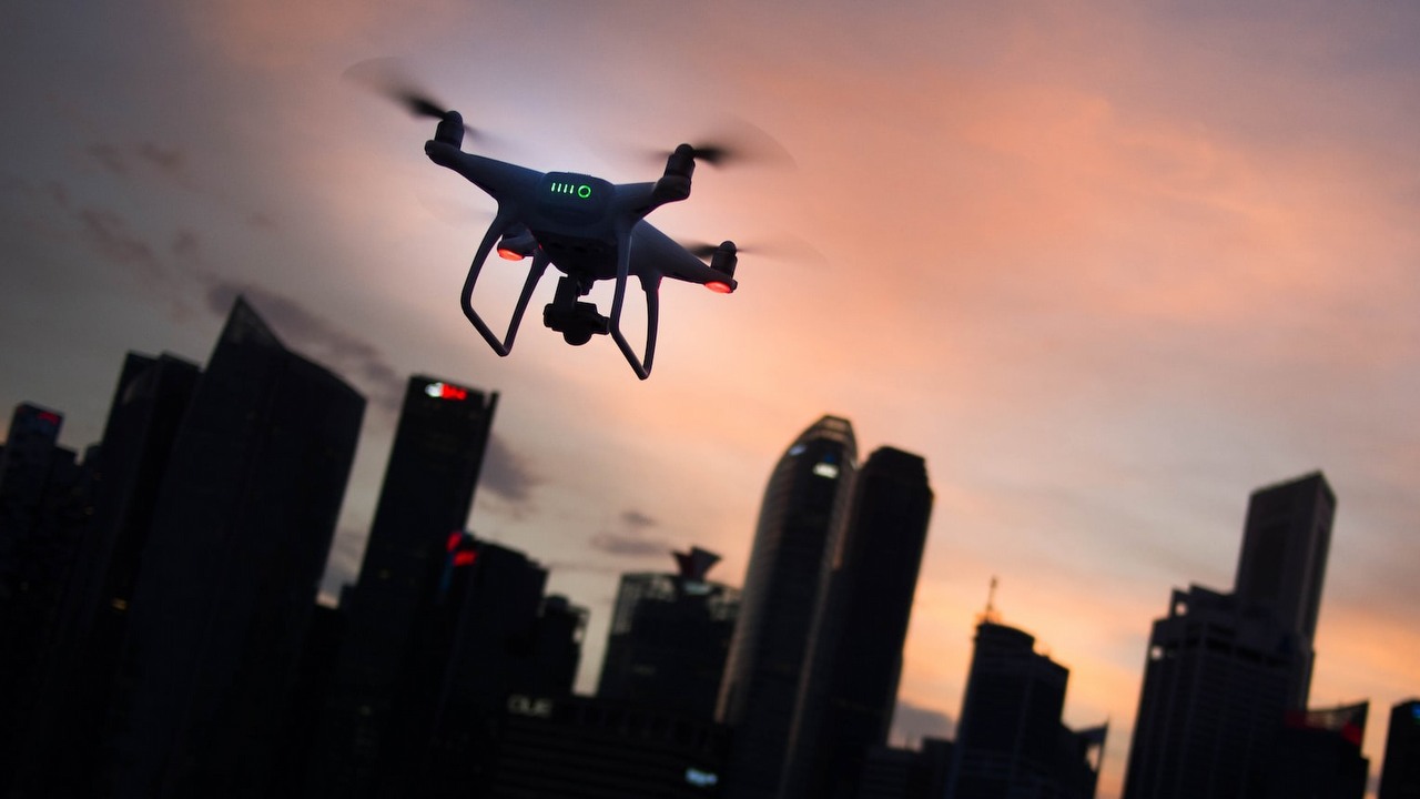 Amerykanie odkryli, że cywilnymi dronami da się bombardować ludzi, źródło grafiki: Unsplash | Goh Rhy Yan.