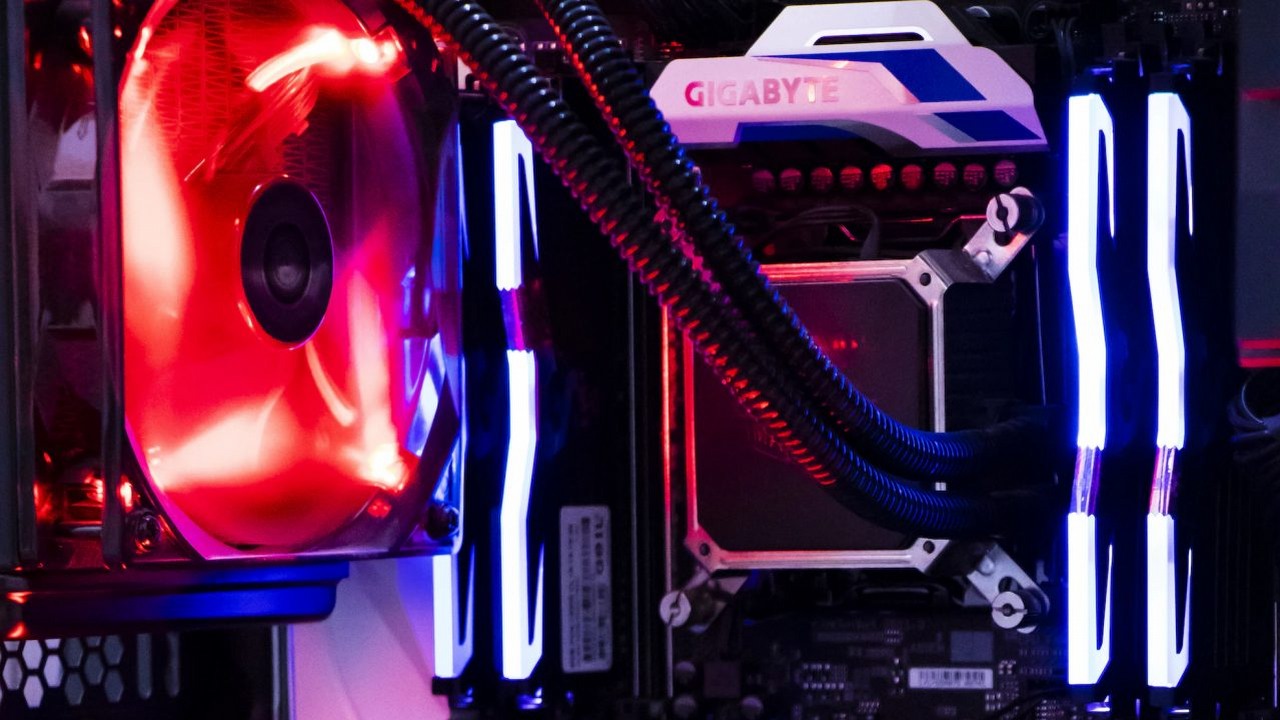 X-kom zadziwia promocjami na Black Week. Wielkie obniżki cen na elektronikę, źródło grafiki: Sadeq Shahsvan; Unsplash.com; 2019.