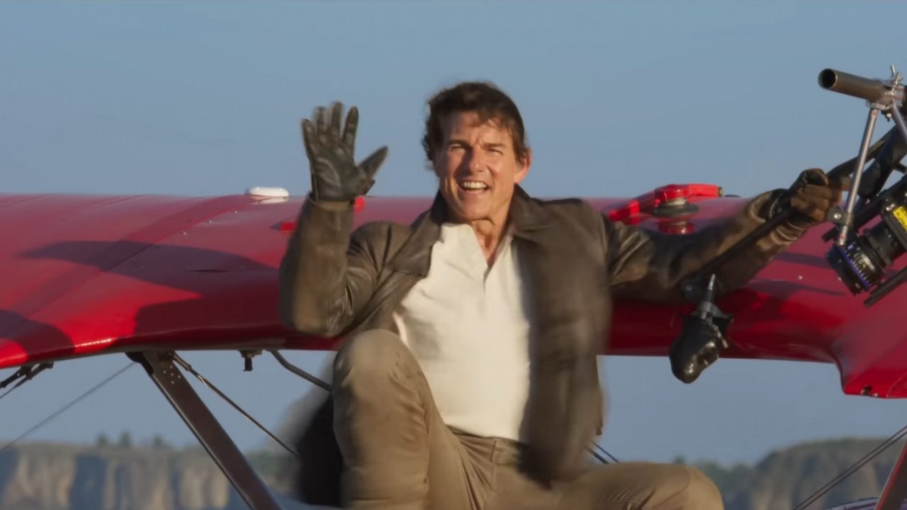 Tom Cruise w helikopterze przeszkadza w filmowaniu serialu, źródło grafiki: Tom Cruise; YouTube: Paramount Pictures; 2022.