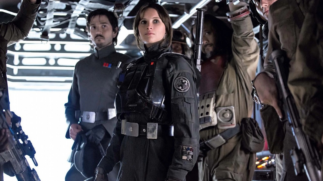 Scenarzysta filmu Łotr 1 podzielił się intrygującym pomysłem na serial Star Wars, źródło grafiki: Łotr 1; Gareth Edwards; Lucasfilm; 2016.