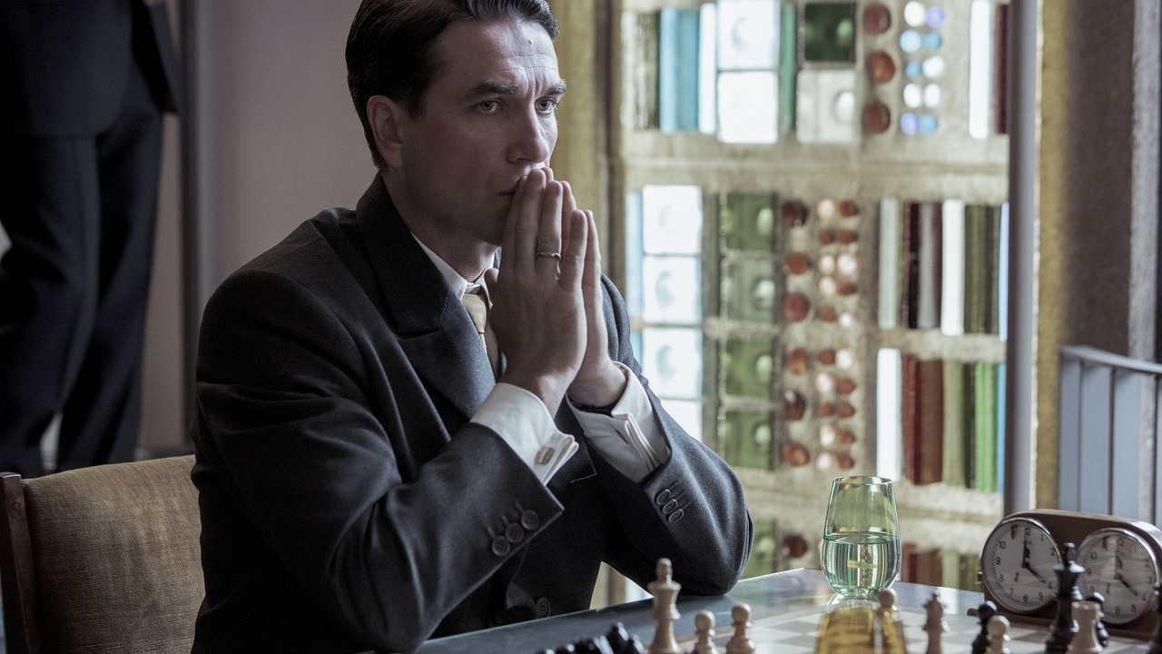 Marcin Dorociński podbija Hollywood. Co dalej z jego karierą?, źródło grafiki: Gambit Królowej (2020) | Netflix.