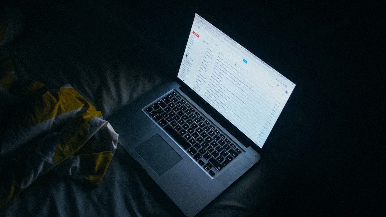 Bestsellery Dark Webu, w tym polskie paszporty, na grafice z cenami, źródło grafiki: Unsplash | Jay Wennington.