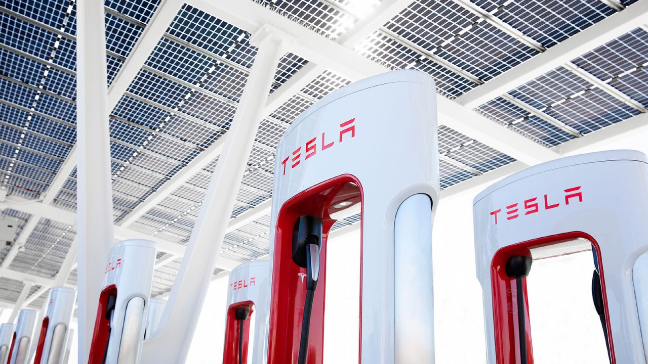 Elektryki i hybrydy nie sprawdzają się w chronieniu klimatu w USA, źródło grafiki: Tesla.