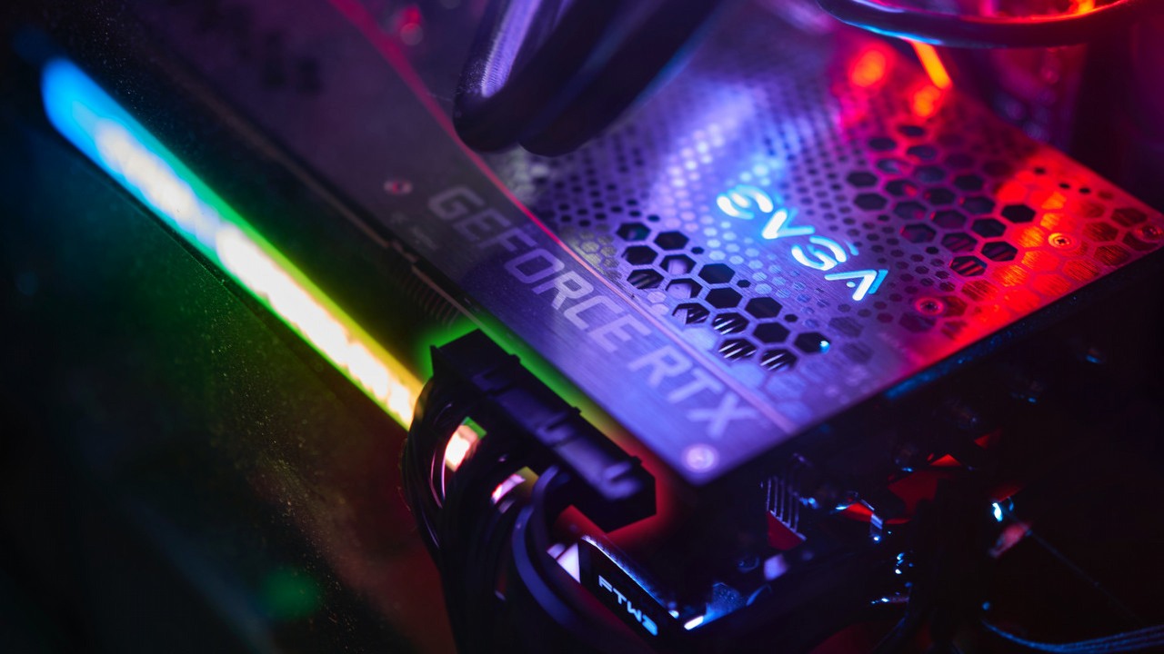 PC za 13 tys. zł niemal wyrzucony przez gracza za drobny błąd, źródło grafiki: Jose G. Ortega Castro / Unsplash.