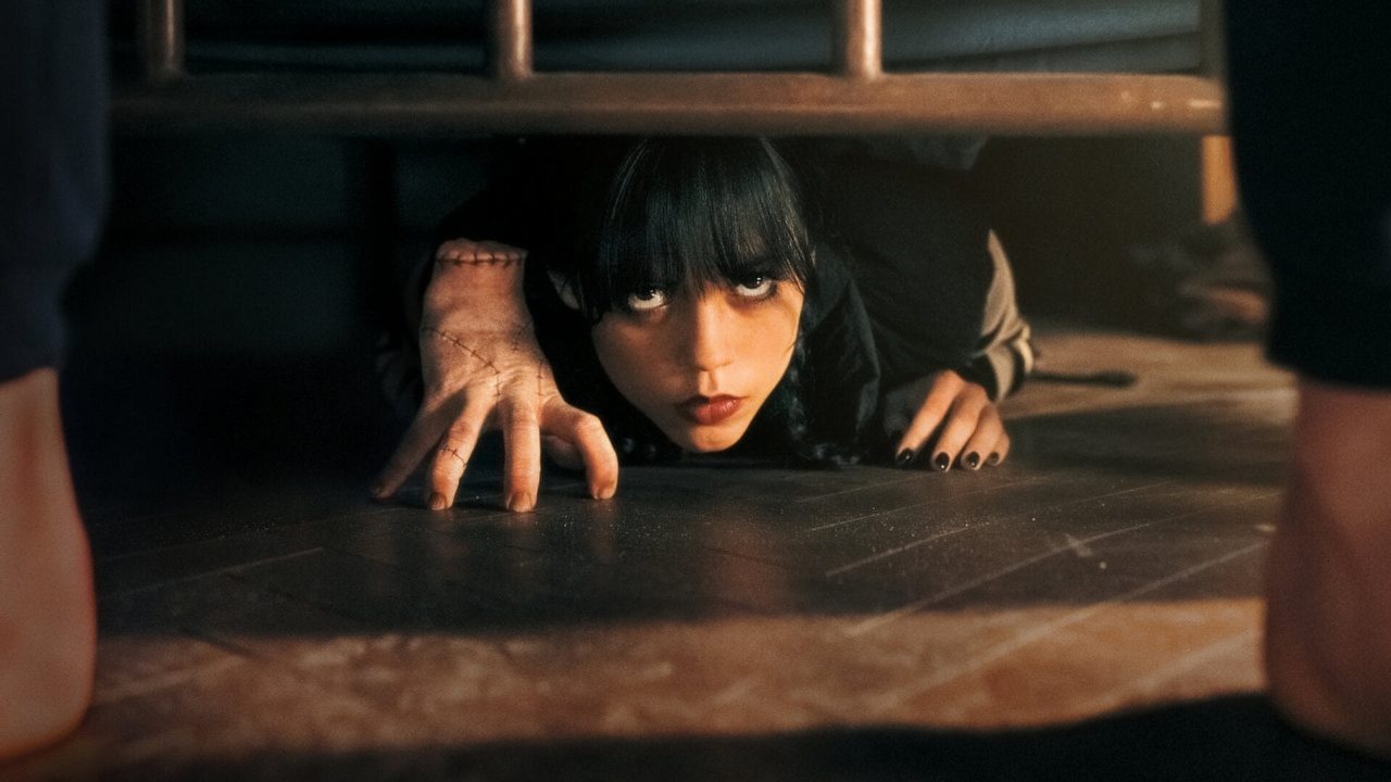 Tim Burton oskarżony o rasizm z powodu castingu do Wednesday Netflixa, źródło grafiki: Wednesday; Alfred Gough i Miles Millar; Netflix; 2022.