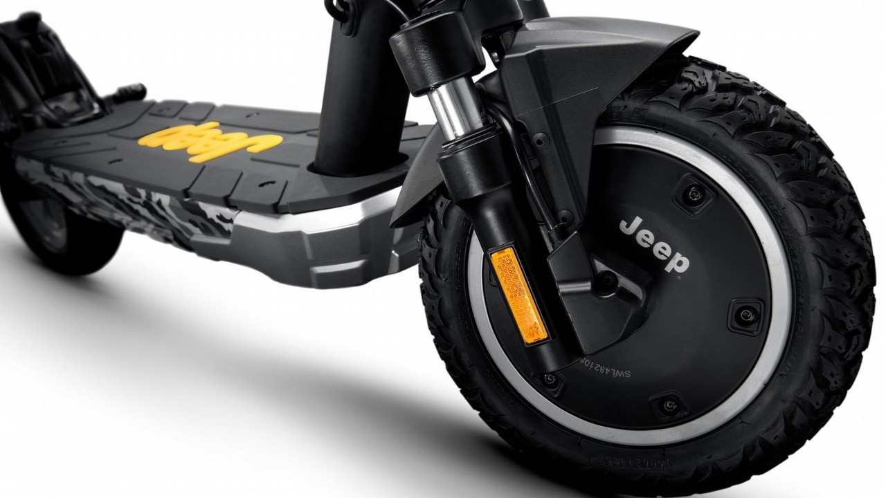 Megapromocje na hulajnogi elektryczne w Media Expert, źródło grafiki: Jeep.