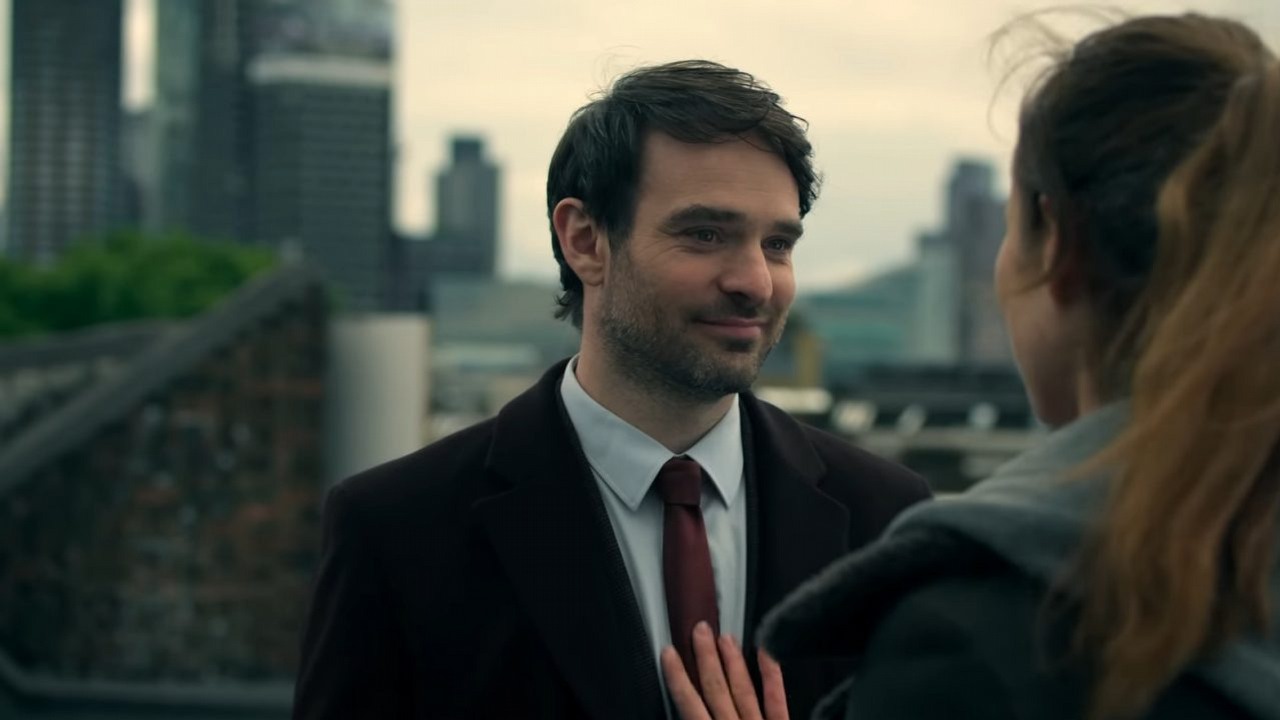 Gwiazda Daredevila w zwiastunie szpiegowskiego dreszczowca od Netflixa, źródło grafiki: Treason; Louise Hooper i Sarah O'Gorman; Netflix; 2022.
