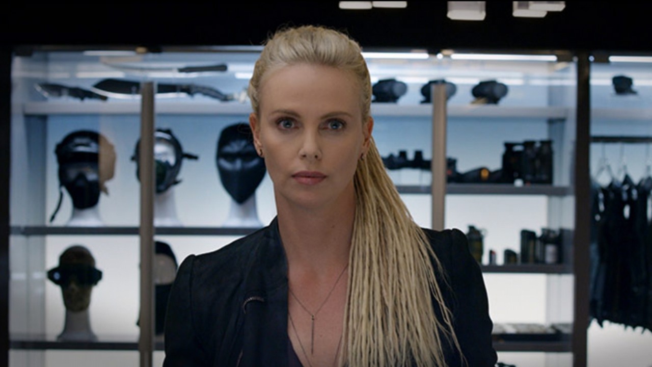 Charlize Theron o potencjalnym kobiecym spin-offie Szybkich i wściekłych, źródło grafiki: Szybcy i wściekli 8, F. Gary Gray, Universal Pictures, 2017.