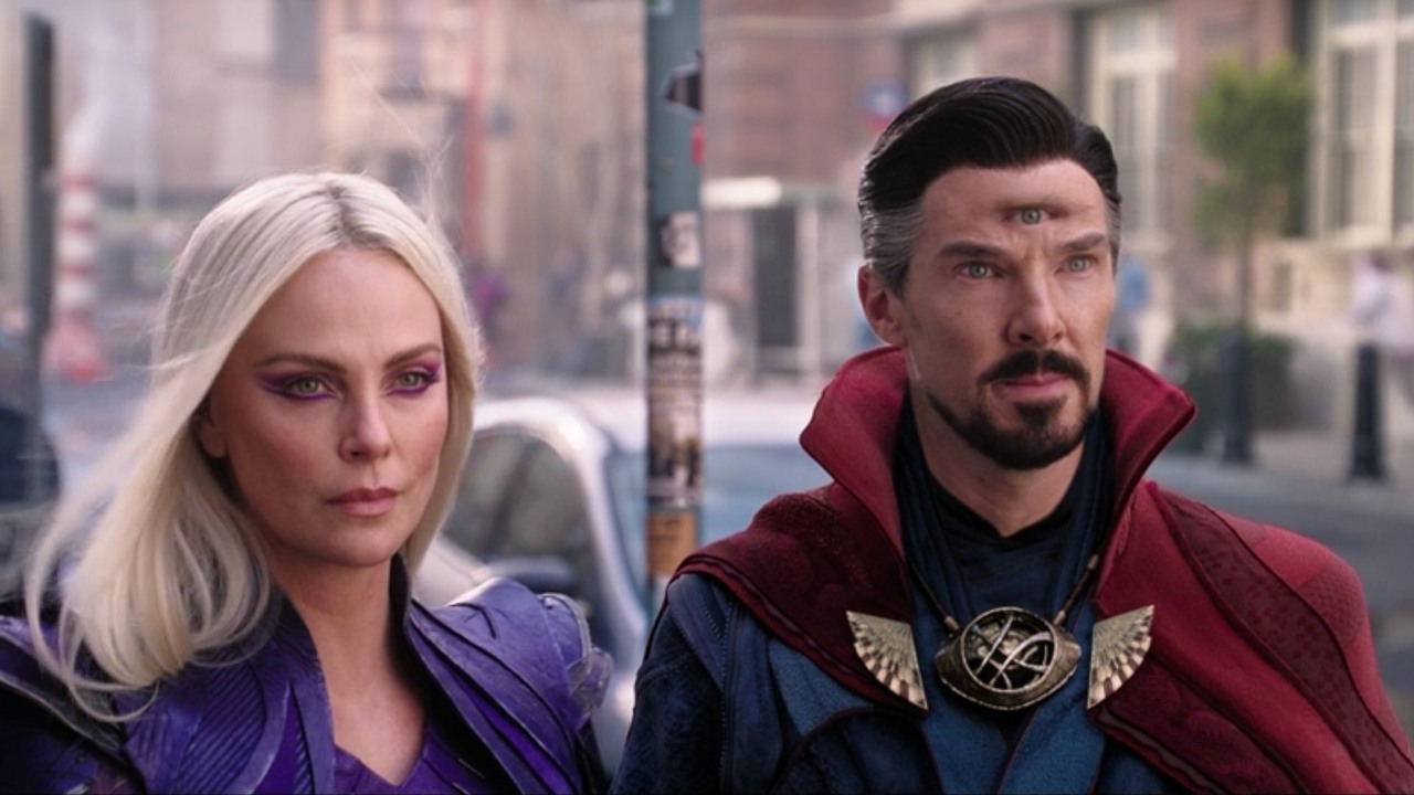 Charlize Theron o tym, że w przeszłości żartowała z fanów Marvela: „Byłam ignorantką”, źródło grafiki: Doktor Strange w multiwersum obłędu; Sam Raimi; Marvel Studios; 2022.