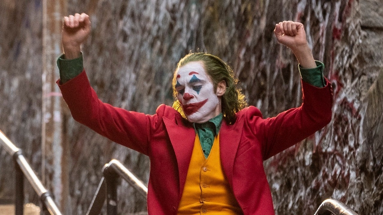 Joker 2 na pierwszym kadrze; reżyser udostępnił go z okazji rozpoczęcia prac na planie, źródło grafiki: Joker, Todd Phillips, Warner Bros., 2019.