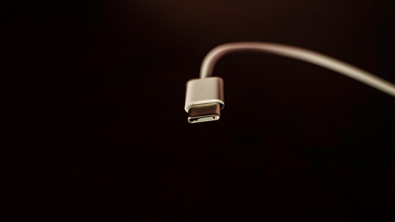 USB-C w każdym smartfonie do końca 2024 roku, źródło grafiki: Mishaal Zahed. Unsplash.