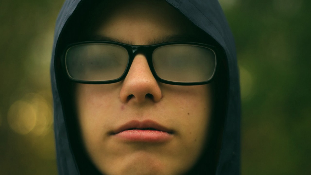 Złoto wyeliminuje parowanie okularów i szyb w aucie, źródło grafiki: Unsplash | Anton Darius.