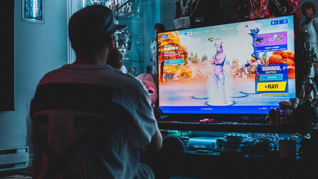 Xbox Series X i monitory taniej w świątecznej megapromocji Media Expert, źródło grafiki: Erik Mclean; Unsplash.com; 2021.
