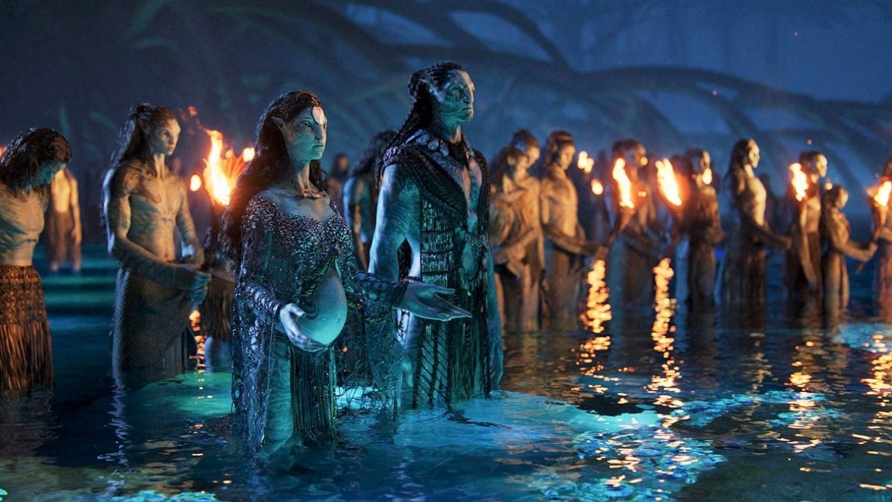 Avatar 2 reprezentuje silne kobiety lepiej niż Marvel i DC według Jamesa Camerona, źródło grafiki: Avatar: Istota wody; James Cameron; 20th Century Studios; 2022.