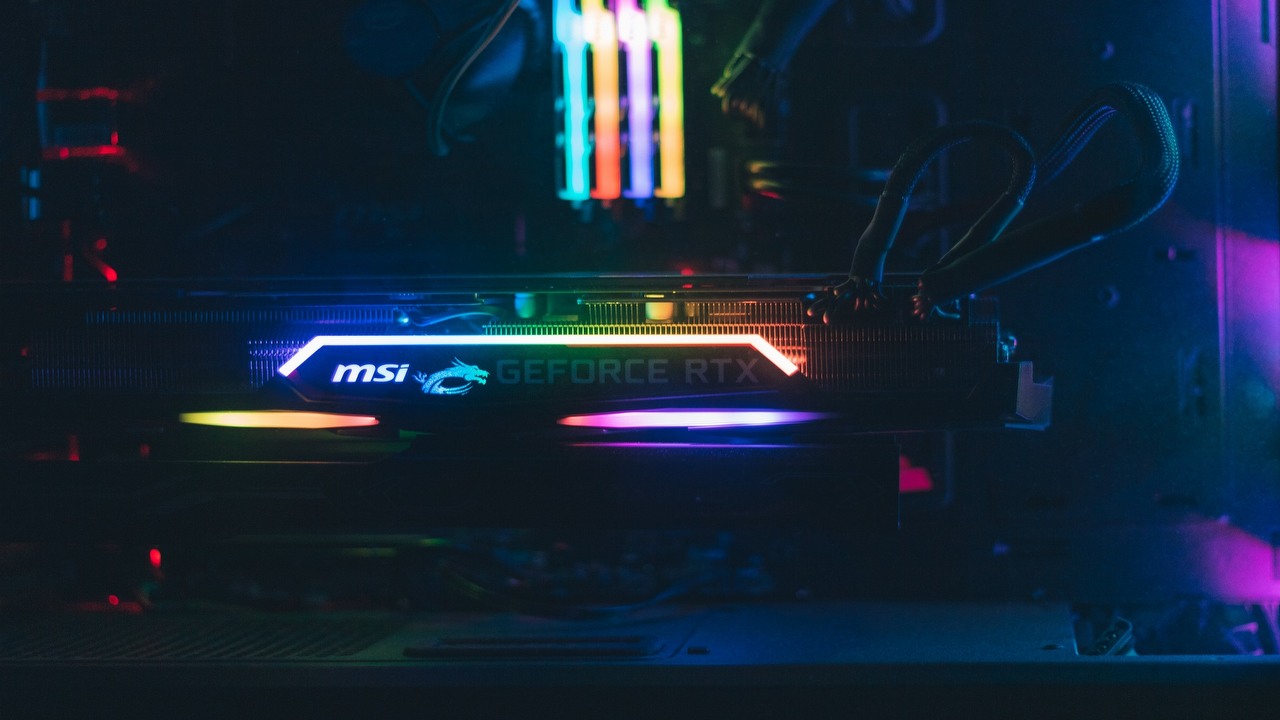 Nvidia znowu bije AMD; RTX 4070 Ti w benchmarku lepszy niż konkurent Radeona, źródło grafiki: Javier Esteban | Unsplash.