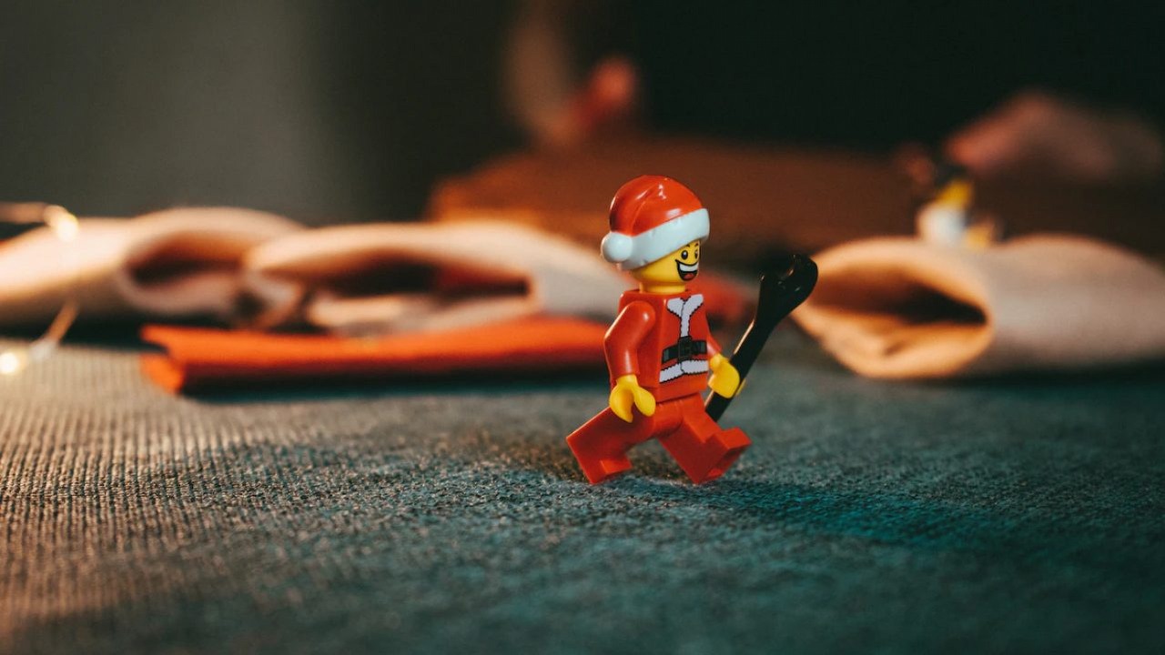 Klocki LEGO w wielkiej wyprzedaży Media Expert. Zestawy na Święta dla małych i dużych, źródło grafiki: Artem Maltsev; Unsplash.com; 2019.