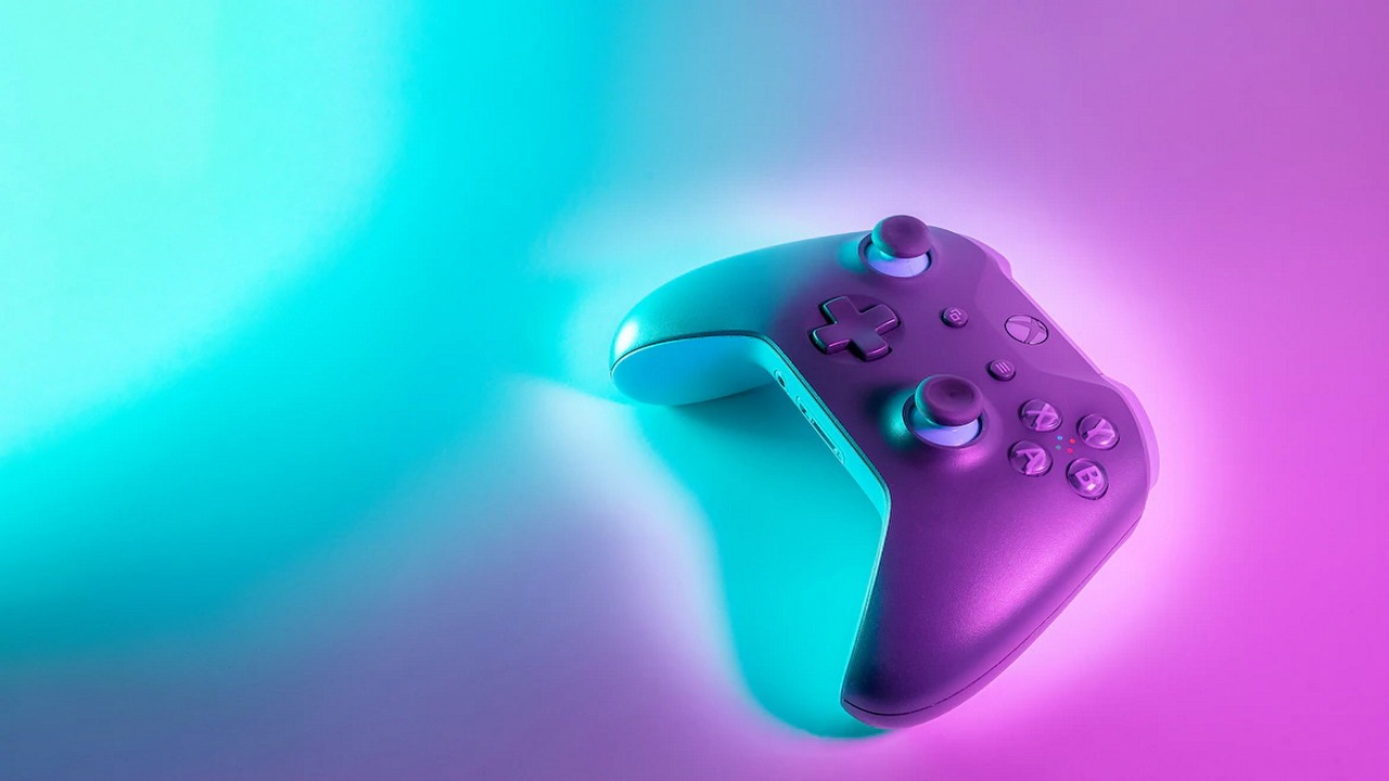 Już prawie nikt nie kupuje gier w pudełkach na PC; branża na minusie w 2022, źródło grafiki: Unsplash | Javier Martínez.